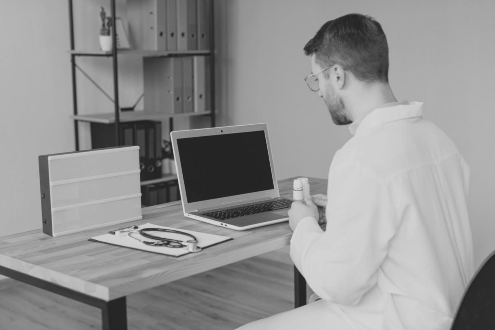 Espacio de trabajo colaborativo con materiales educativos financieros